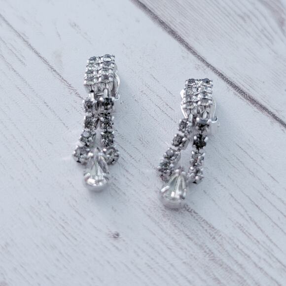 Vintage Clip On Earrings 1 & 1/8' Clear Gem & Silver Tone Dangle - Picture 6 of 7